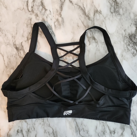 Strappy Criss cross racerback active yoga bra with removable cup pads - Picture 5 of 7